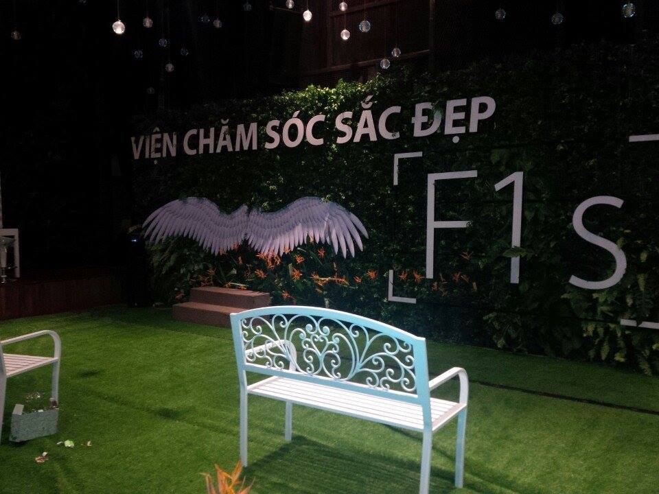 Cỏ nhựa trang trí shop thời trang