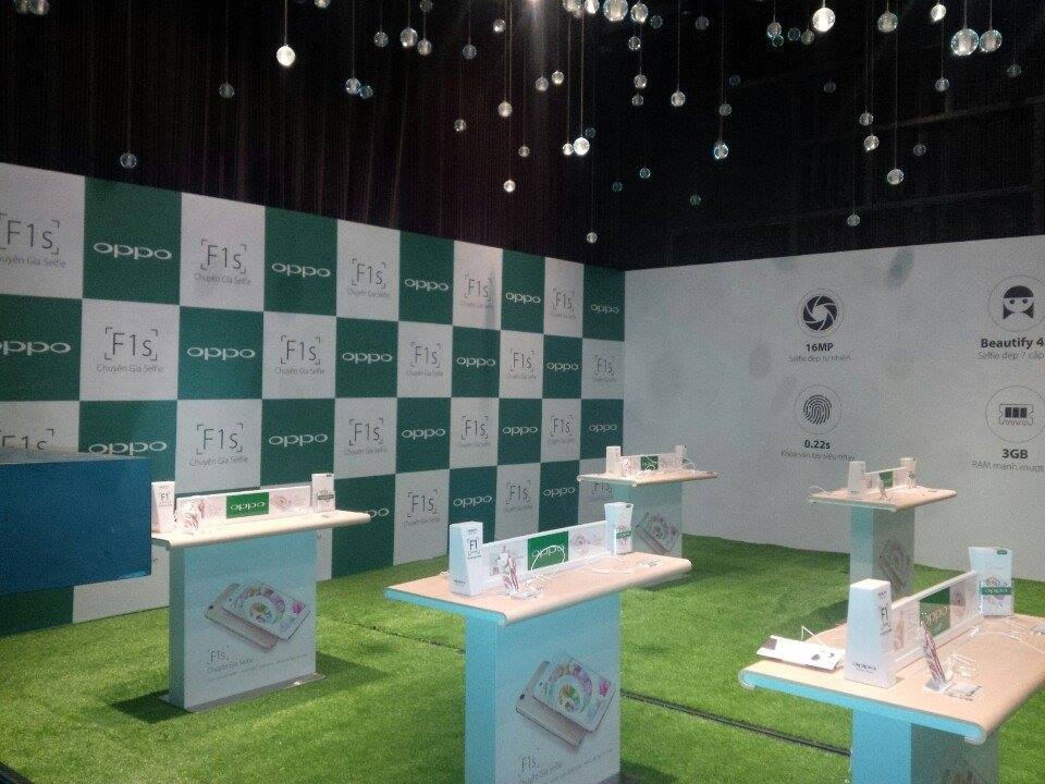 Cỏ nhân tạo trang trí hội chợ vietbuild quận 7, cho thêu cỏ nhân tạo