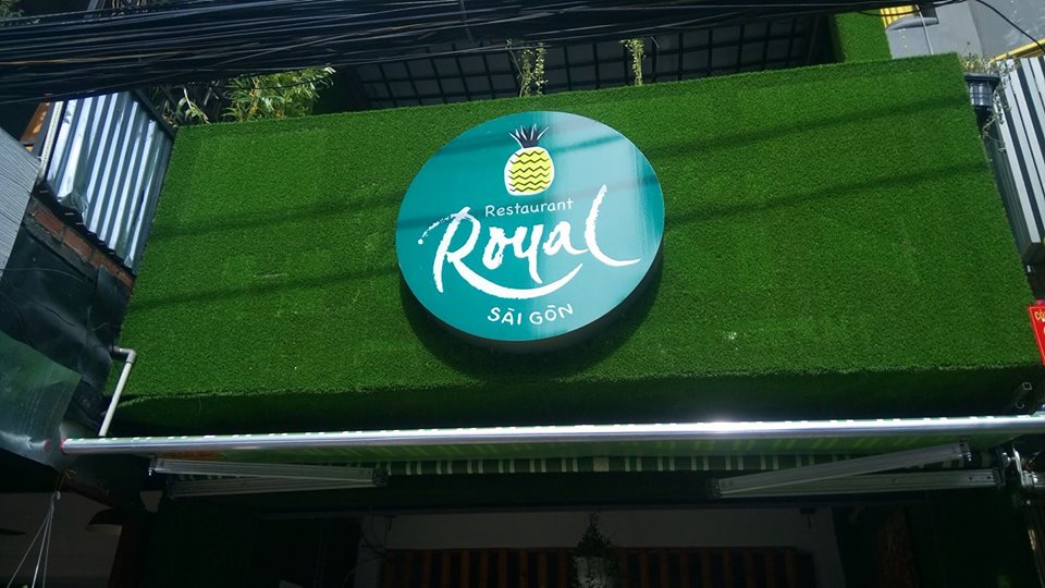 Cỏ nhân tạo làm pano, ốp tường, bảng hiệu