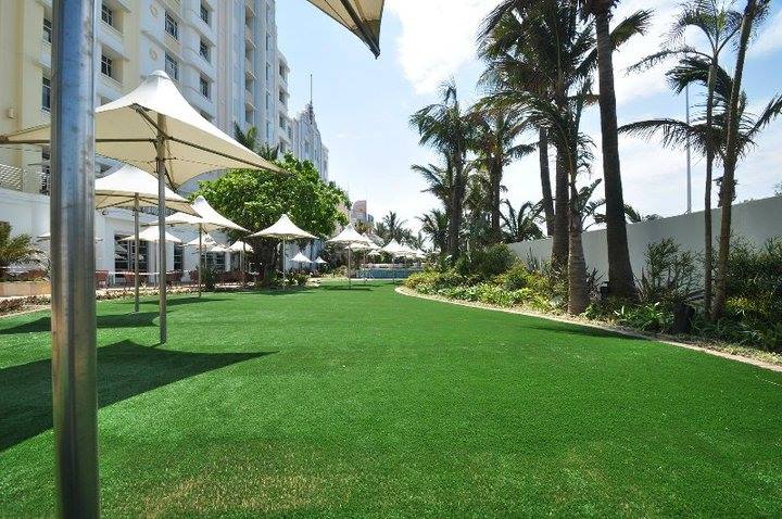 Cỏ nhân tạo lót khu Nghĩ Dưỡng, Resort