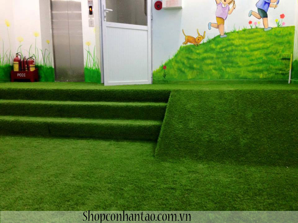 Cỏ nhân tạo lót cầu thang đầy sáng tạo