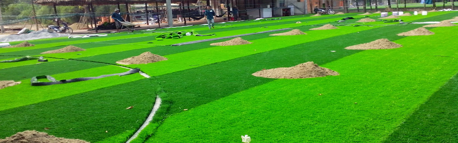 Thi công sân bóng cỏ nhân tạo