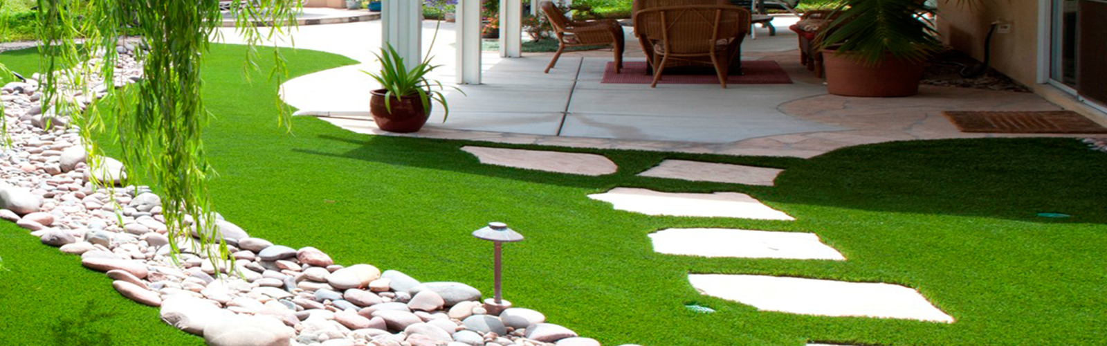 cỏ nhân tạo lót lối đi